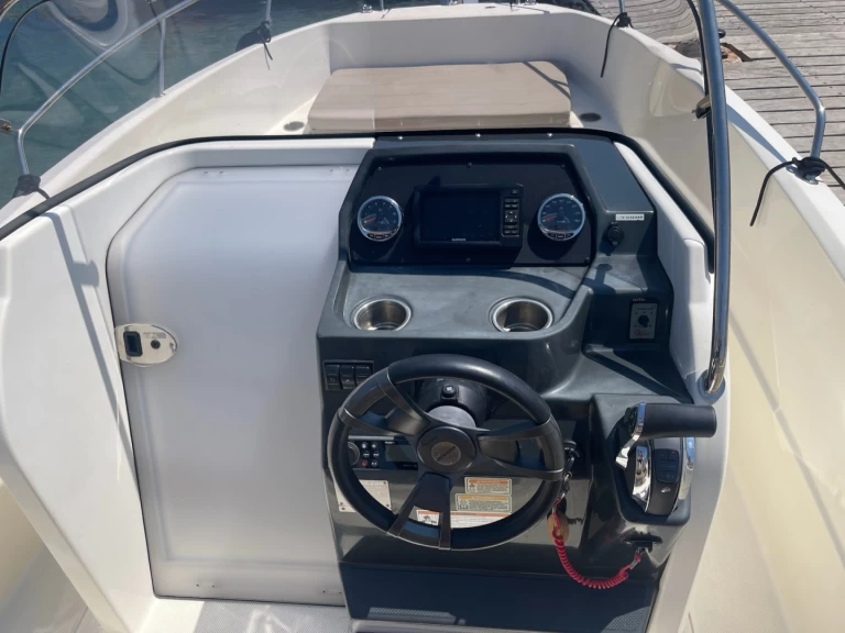 Quicksilver Activ 675 Open de alquiler a La Madrague