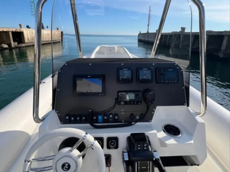 Alquiler Neumática Nuova Jolly con o sin  título de navegación