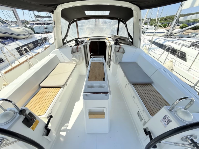 Bénéteau Oceanis 38.1 de alquiler a Sukošan