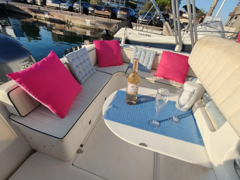 Alquiler de Tecnomariner Stealth Mithos  en Sainte-Maxime