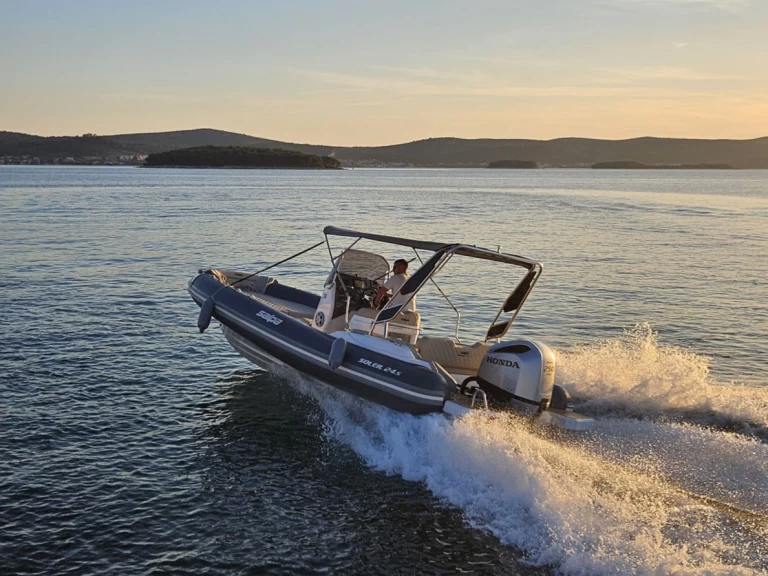 Alquiler Neumática Salpa con o sin  título de navegación