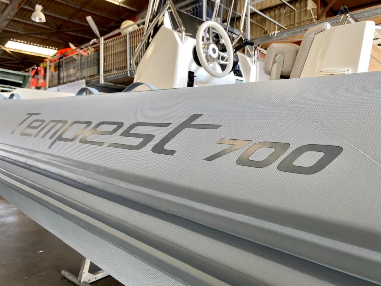 Alquiler de embarcaciones Capelli Tempest 700 enSaint-Cyprien en Samboat