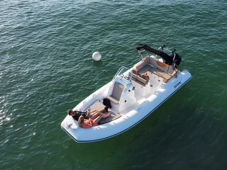 Alquiler Neumática Zodiac con o sin  título de navegación