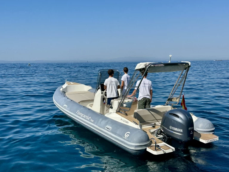 Alquiler Roses - Capelli Tempest 700 en SamBoat