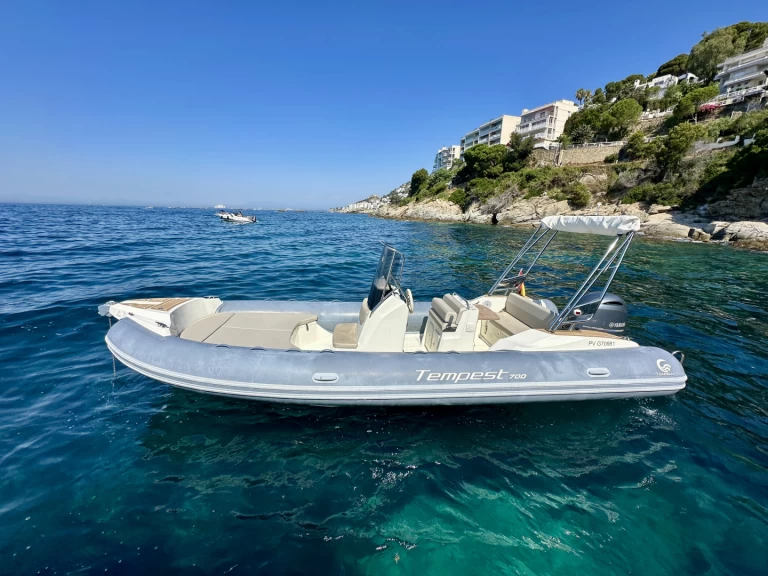 Alquiler de Capelli Tempest 700 en Roses