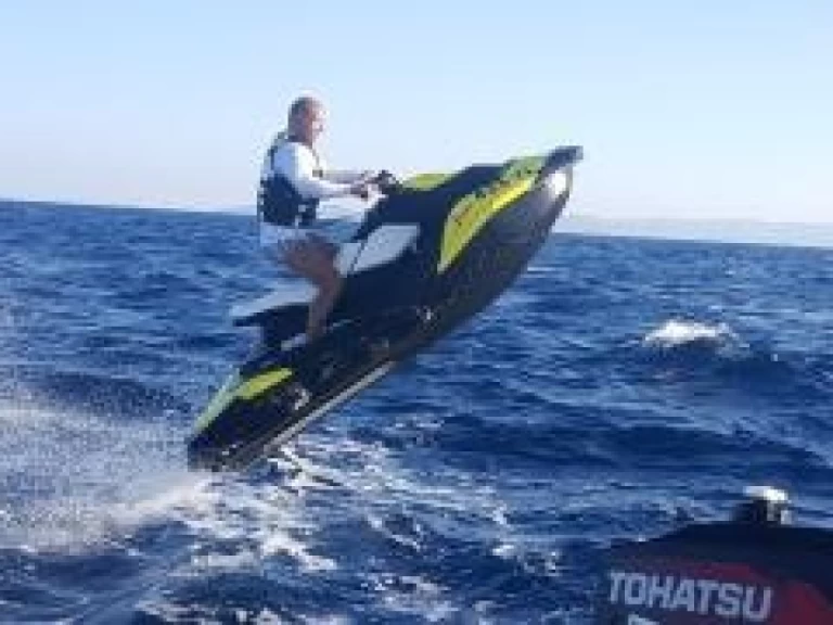 Sealine Spark  de alquiler a Rovinj