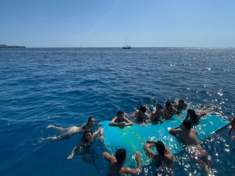 Alquiler Velero Custom Made con o sin  título de navegación