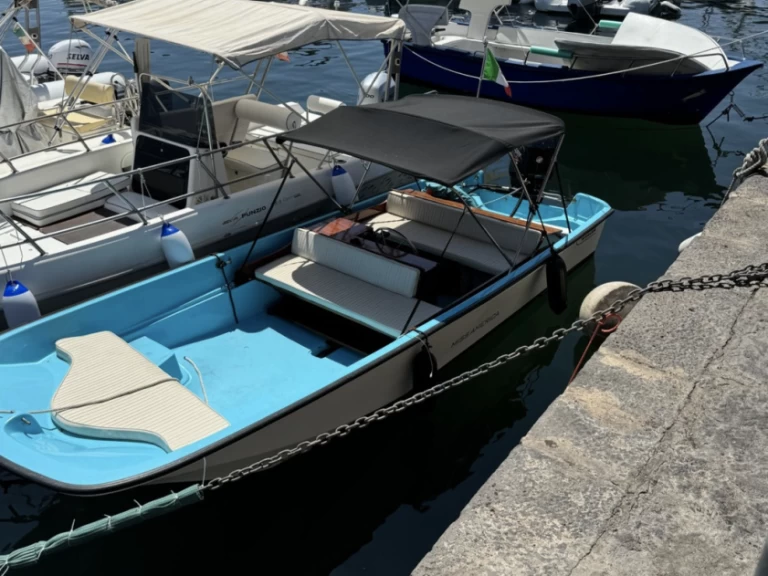 Alquiler de Boston Whaler Boston Whaler 17 en Aci Trezza