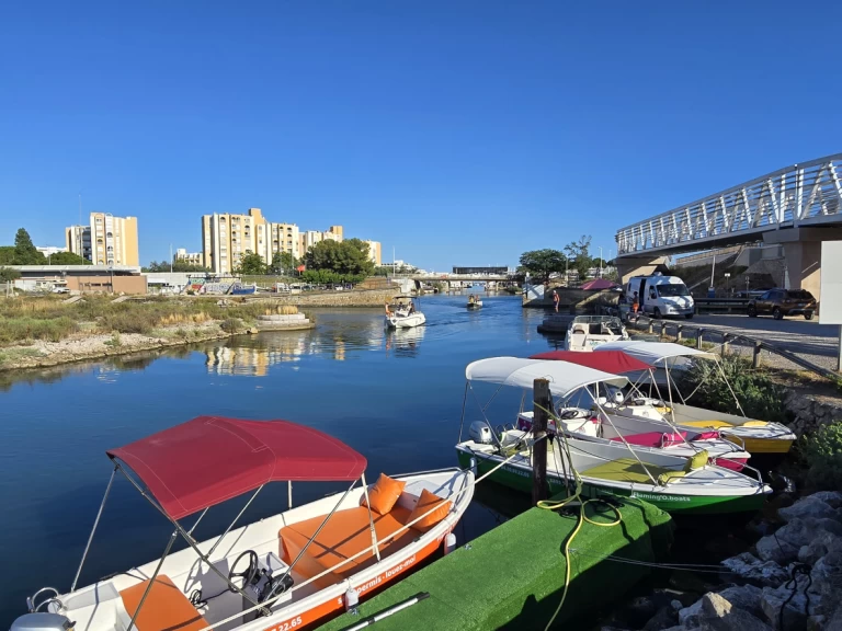 Alquiler Lancha NAVALPLASTICA con o sin  título de navegación