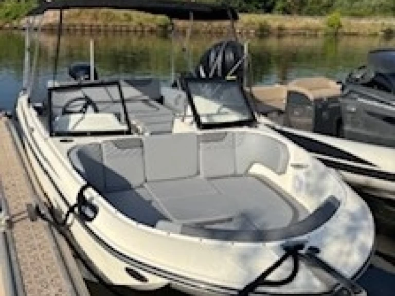 Alquiler de Bayliner M19 en Hyères