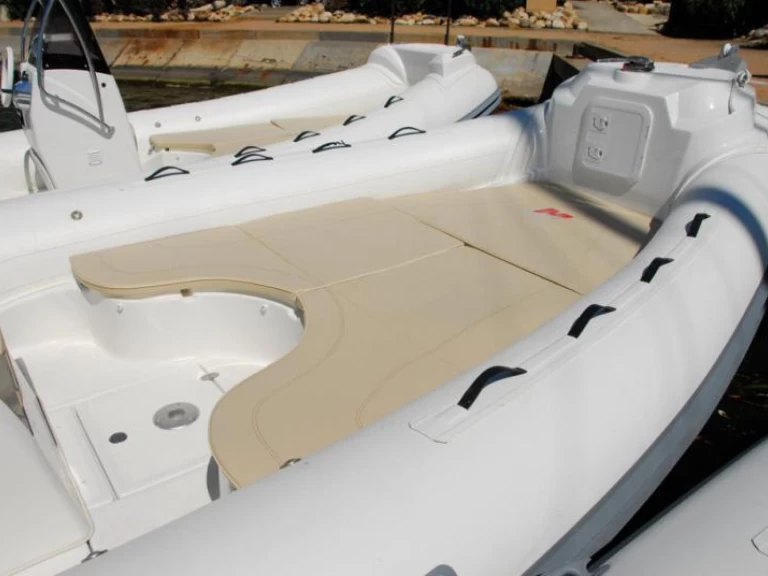 Alquiler de Nuova Jolly Blackfin 25 Elegance en Bol