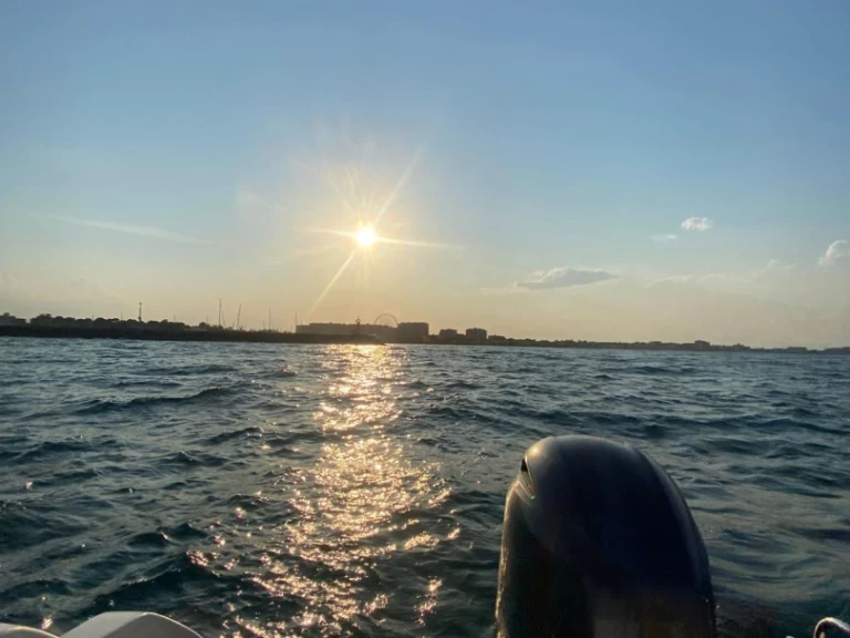 Alquiler de embarcaciones Jeanneau Cap camarat 6.5 wa s2 enSaint-Cyprien en Samboat