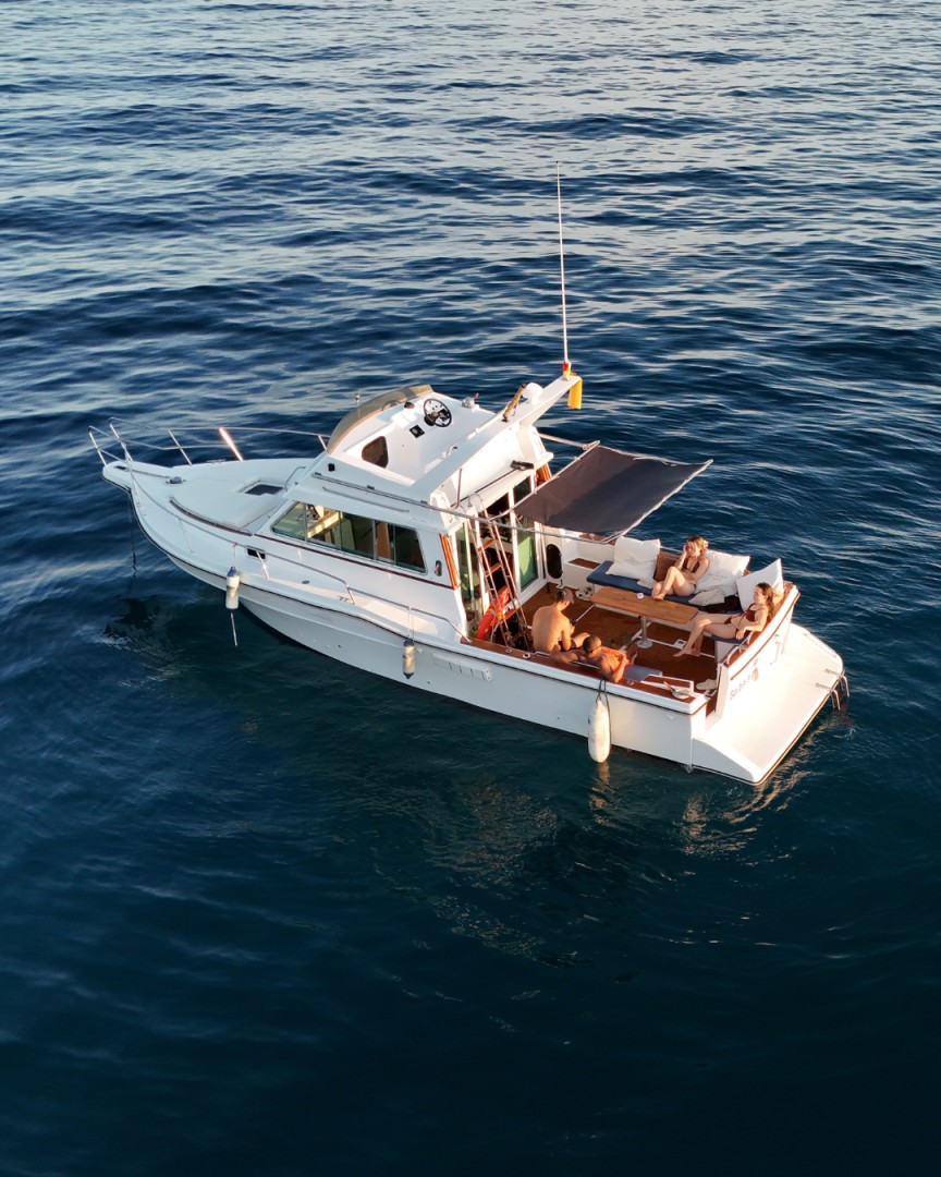 Yate a motor con flybridge 10 metros