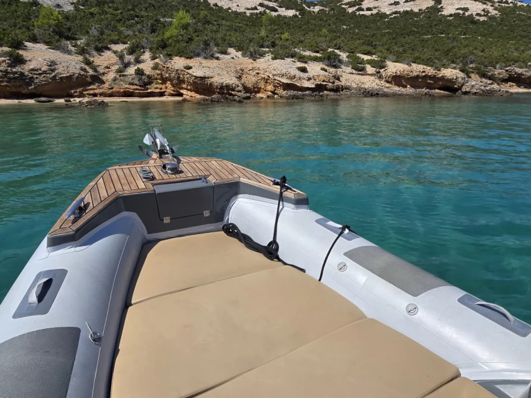 Alquiler Neumática Grginić con o sin  título de navegación