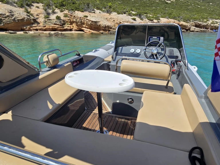 Grginić Shark 23 de alquiler a Novalja