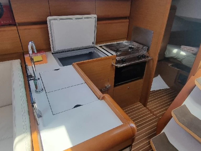 Jeanneau Sun Odyssey 419 de alquiler a San Vincenzo