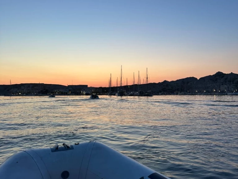 Alquiler Neumática Lomac con o sin  título de navegación