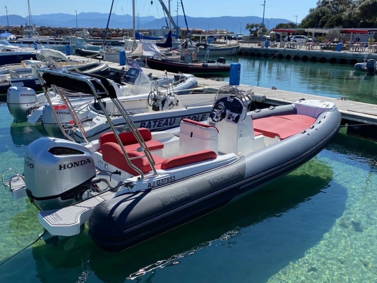 Alquiler de embarcaciones Fanale marine  FANALE 700 FALCHETTU enPorto Pollo en Samboat