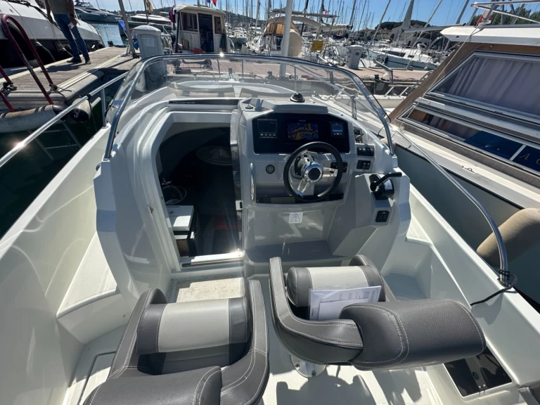 Jeanneau Cap Camarat 7.5 WA Serie 2 de alquiler a Cogolin