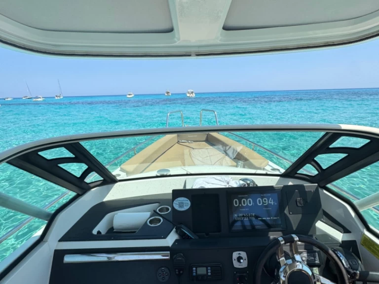 Alquiler de embarcaciones Axopar 28 T-TOP 28 T-Top enCan Picafort en Samboat