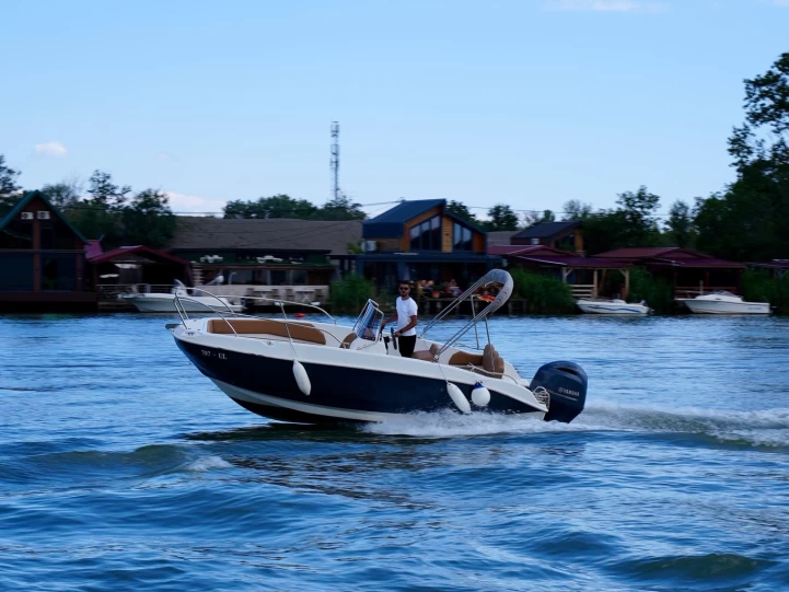 Alquiler de barcos Ulcinj barato de IDEA 58