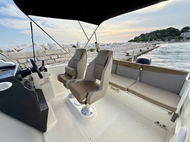 Alquiler de barcos Porec Port barato de Activ 675 Sundeck