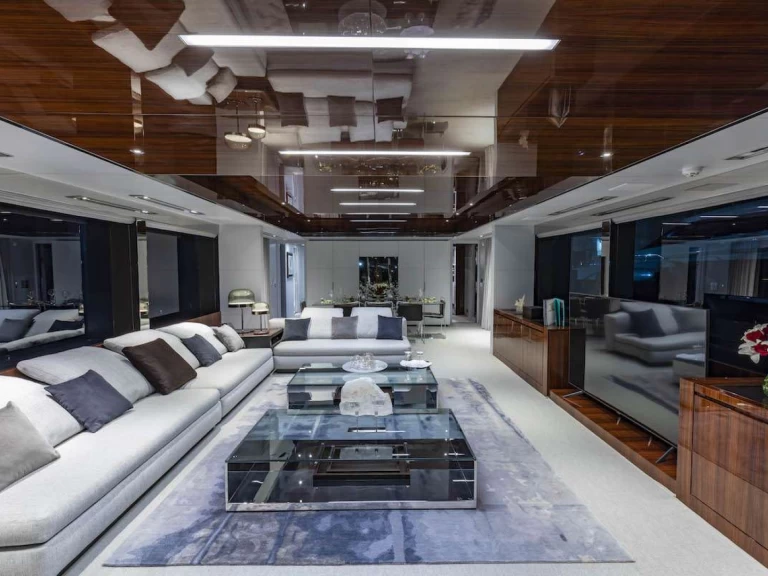 Riva NO SURRENDER de alquiler a Newport