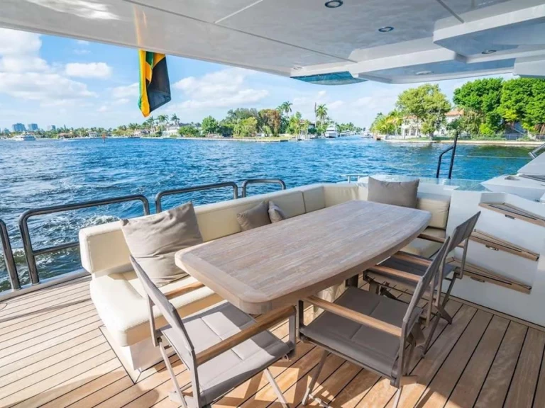 Nishii Shipyards Cata de alquiler a Nassau