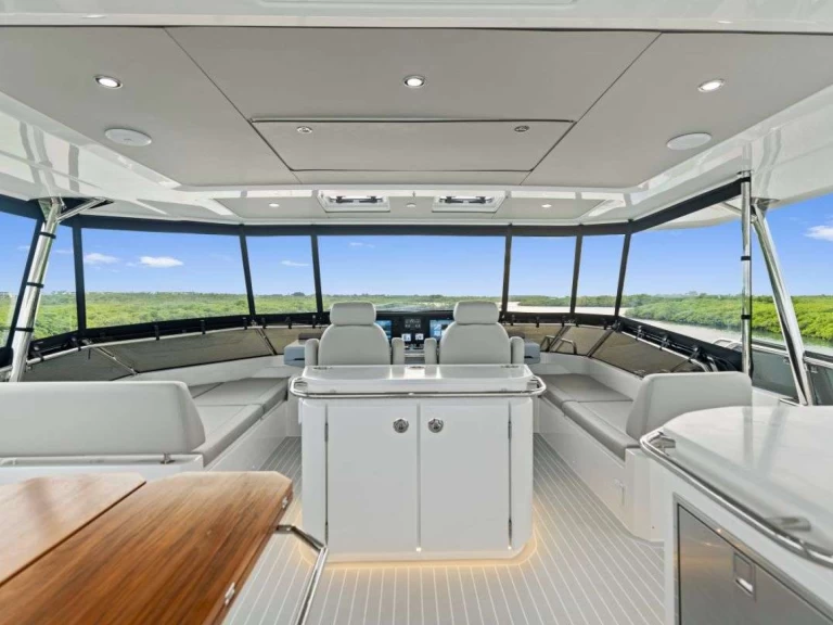 Alquiler de Yate de lujo, con o sin patrón Aquila Cannigione