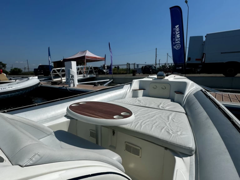 Alquiler Neumática Lomac con o sin  título de navegación