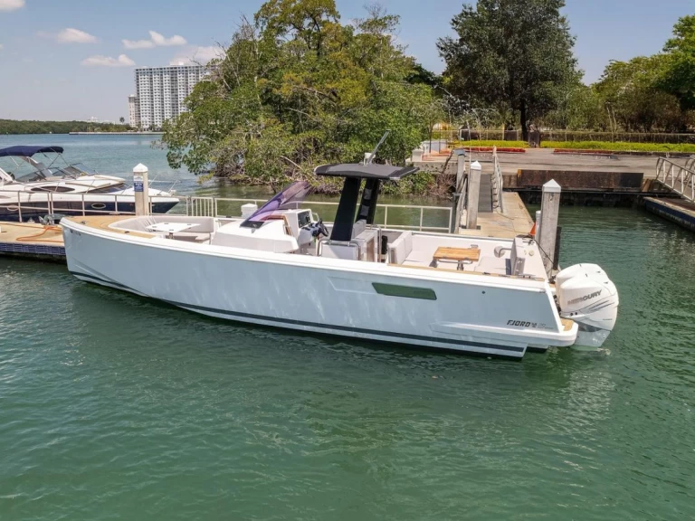 Alquiler Lancha Pardo Yachts con o sin  título de navegación