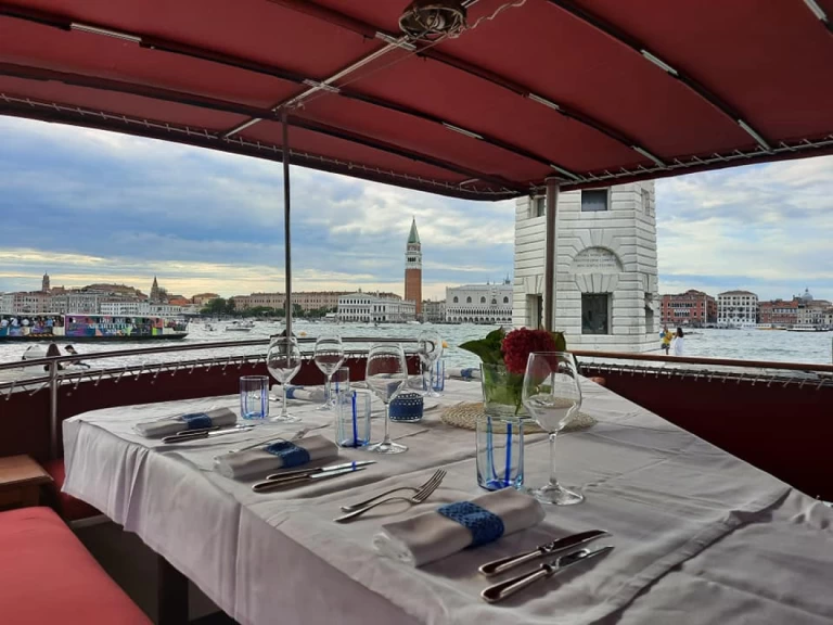 Alquiler Lancha De Poli con o sin  título de navegación