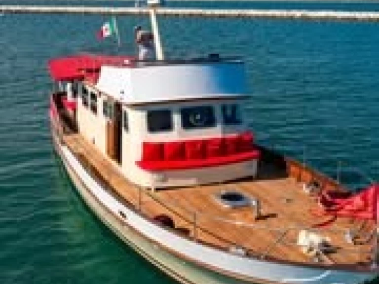 Alquiler de De Poli Classic Trawler en Venecia