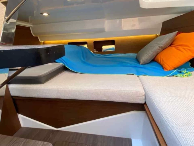 Jeanneau Cap Camarat 9.0 WA de alquiler a Genova