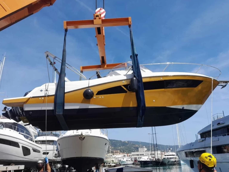 Alquiler de Jeanneau Cap Camarat 9.0 WA en Genova