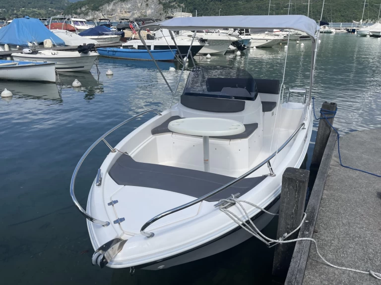 Alquiler de AM Yacht Titanium 460 en Sevrier