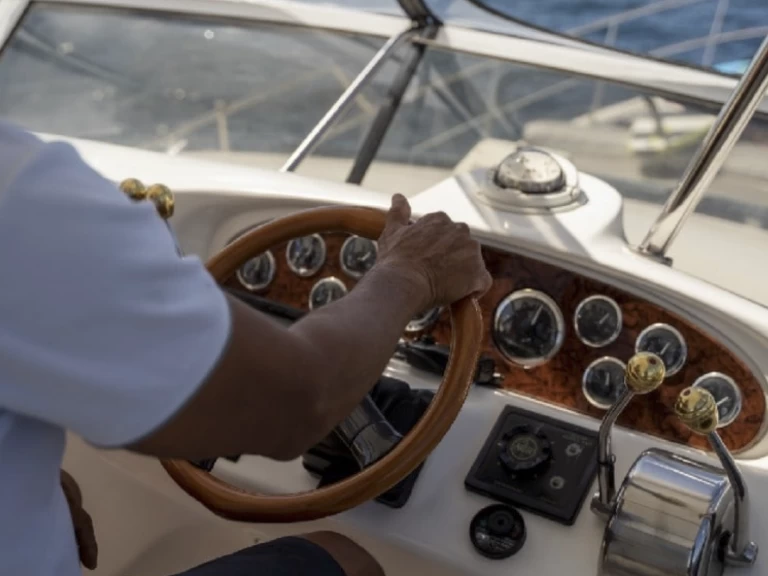 Alquiler de barcos mundo barato de Sea Ray 400 Sedan Bridge