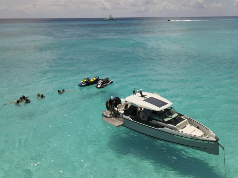 Alquiler de embarcaciones Saxdor Saxdor 320 GTO enMiami en Samboat