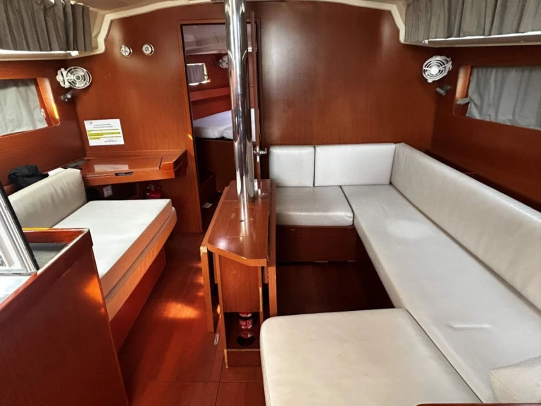 Alquiler de embarcaciones Bénéteau Oceanis 41.1 enGouviá en Samboat