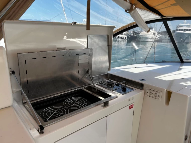 Alquiler de embarcaciones Jeanneau Sun Loft 47 enGouviá en Samboat