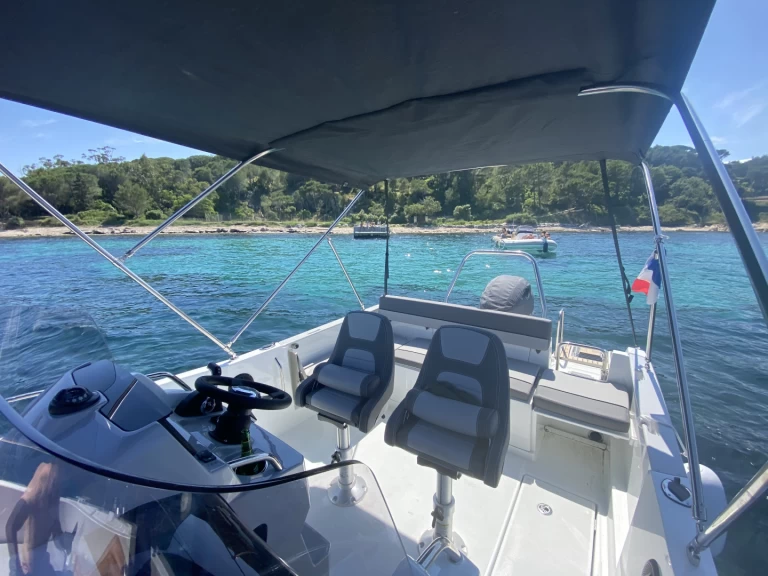 Jeanneau Cap Camarat 6.5 CC Serie 3 de alquiler a Saint-Aygulf