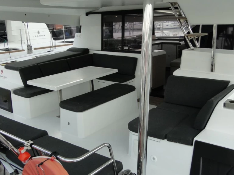 Alquiler de Fountaine Pajot Elba 45 en Álimos