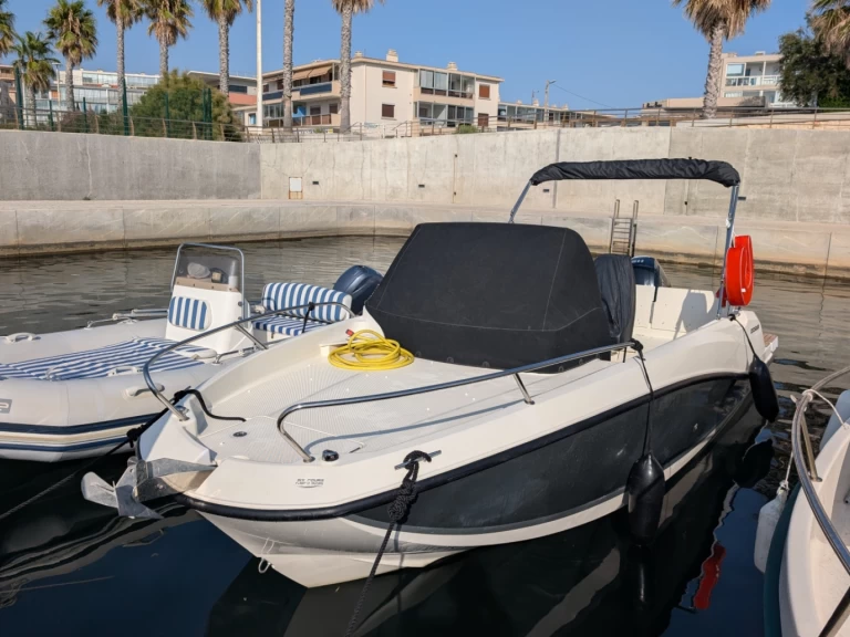 Alquiler de barcos Six-Fours-les-Plages barato de Quicksilver 605 Sundeck