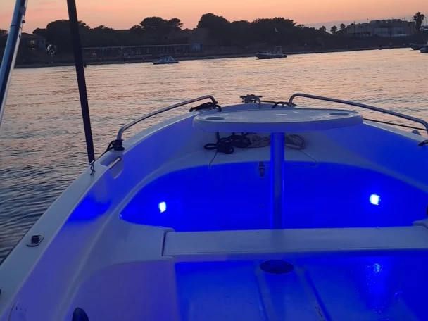 Alquiler Lancha Alfa yatch  con o sin  título de navegación