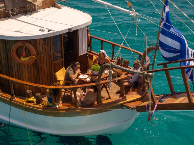 Yate de lujo para alquilar Marina Delta Kallithea al mejor precio