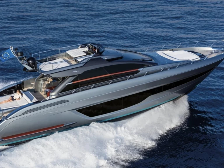 Alquiler de Riva Rebel 66 en Saint-Tropez