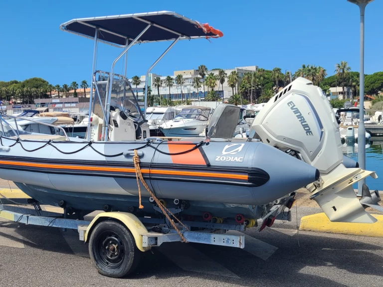 Alquiler de embarcaciones Zodiac Pro Open 550 enSix-Fours-les-Plages en Samboat