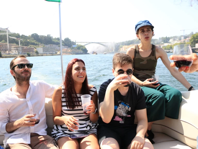 Alquiler Lancha Maxum con o sin  título de navegación