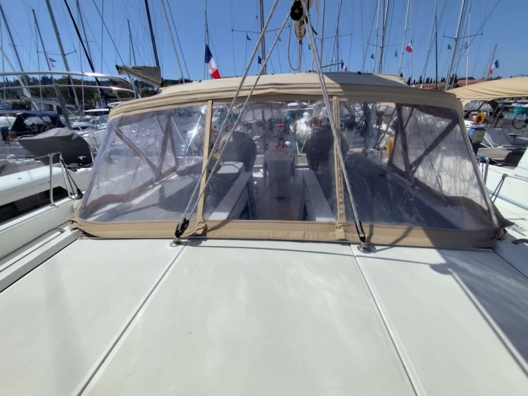 Alquiler de Bénéteau Oceanis 51.1 en Gouviá