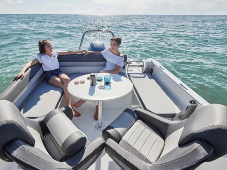 Alquiler de Jeanneau Cap Camarat 6.5 WA Serie 3 en Antibes